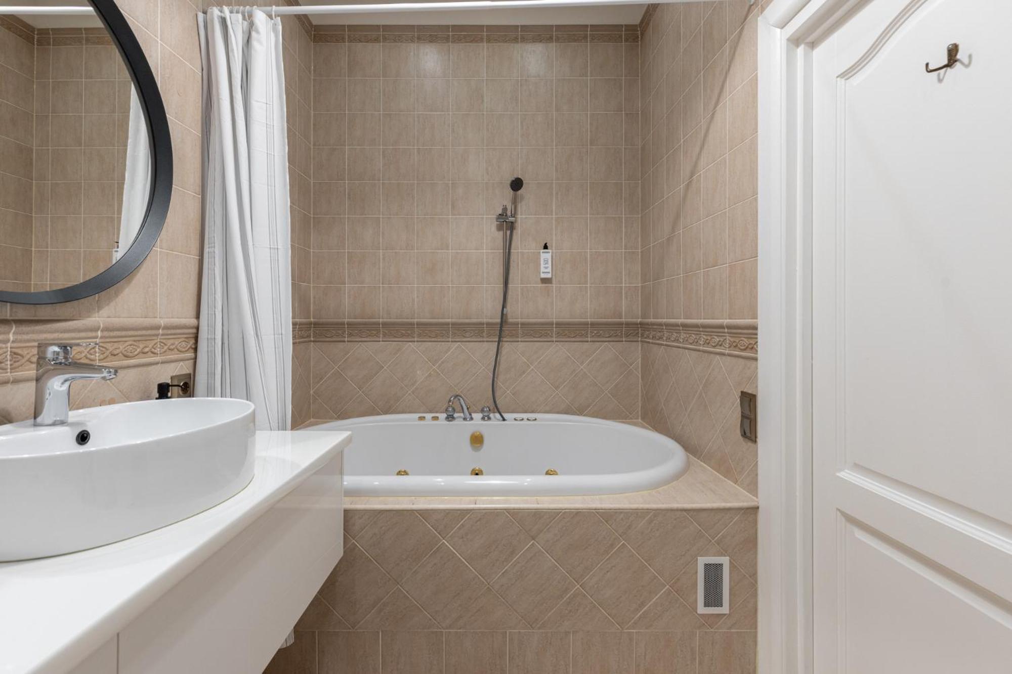 Elegant 2bd Next To Old Town Riga